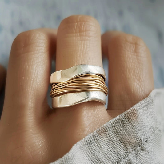 Elegante Anillo Trenzado de Plata y Oro